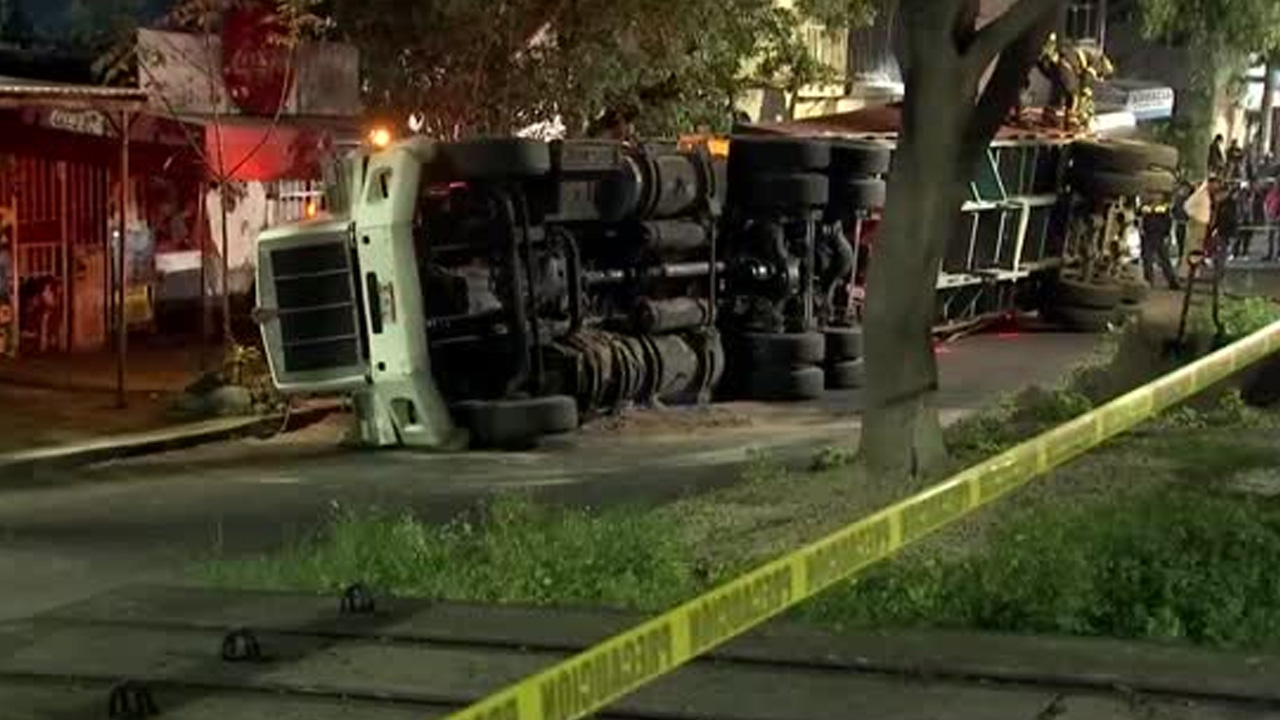 Camión se vuelca por enorme desnivel y aplasta auto en la Gustavo A. Madero