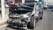 Choque entre auto y camioneta provoca volcadura en Eugenio Garza Sada