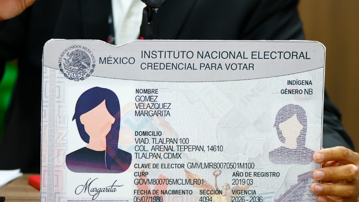 La nueva credencial está diseñada, para sobresaltar de las demás identificaciones y tarjetas bancarias.