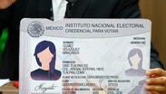 La nueva credencial está diseñada, para sobresaltar de las demás identificaciones y tarjetas bancarias.