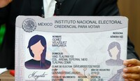 La nueva credencial está diseñada, para sobresaltar de las demás identificaciones y tarjetas bancarias.