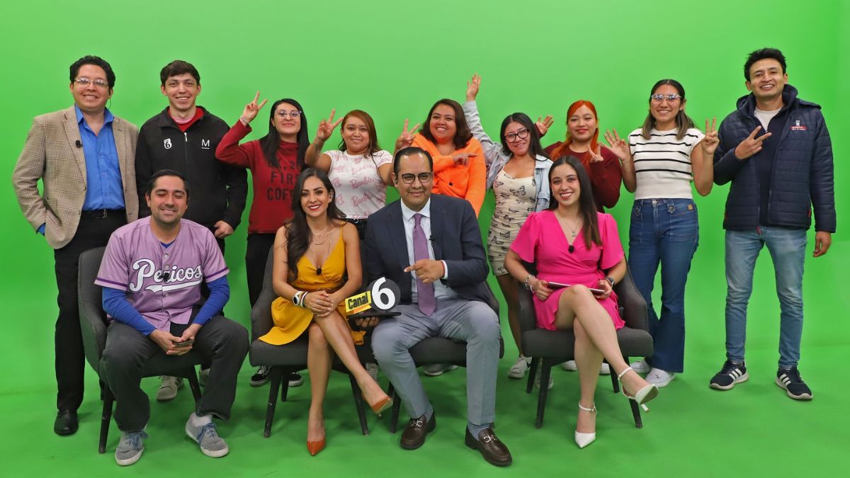 El equipo de Telediario Puebla, integrado por Alberto Rueda, Gaby Tamez, Jazmín Tamayo, Mar López y Ricardo Ruiz, celebra siete años de transmisiones
