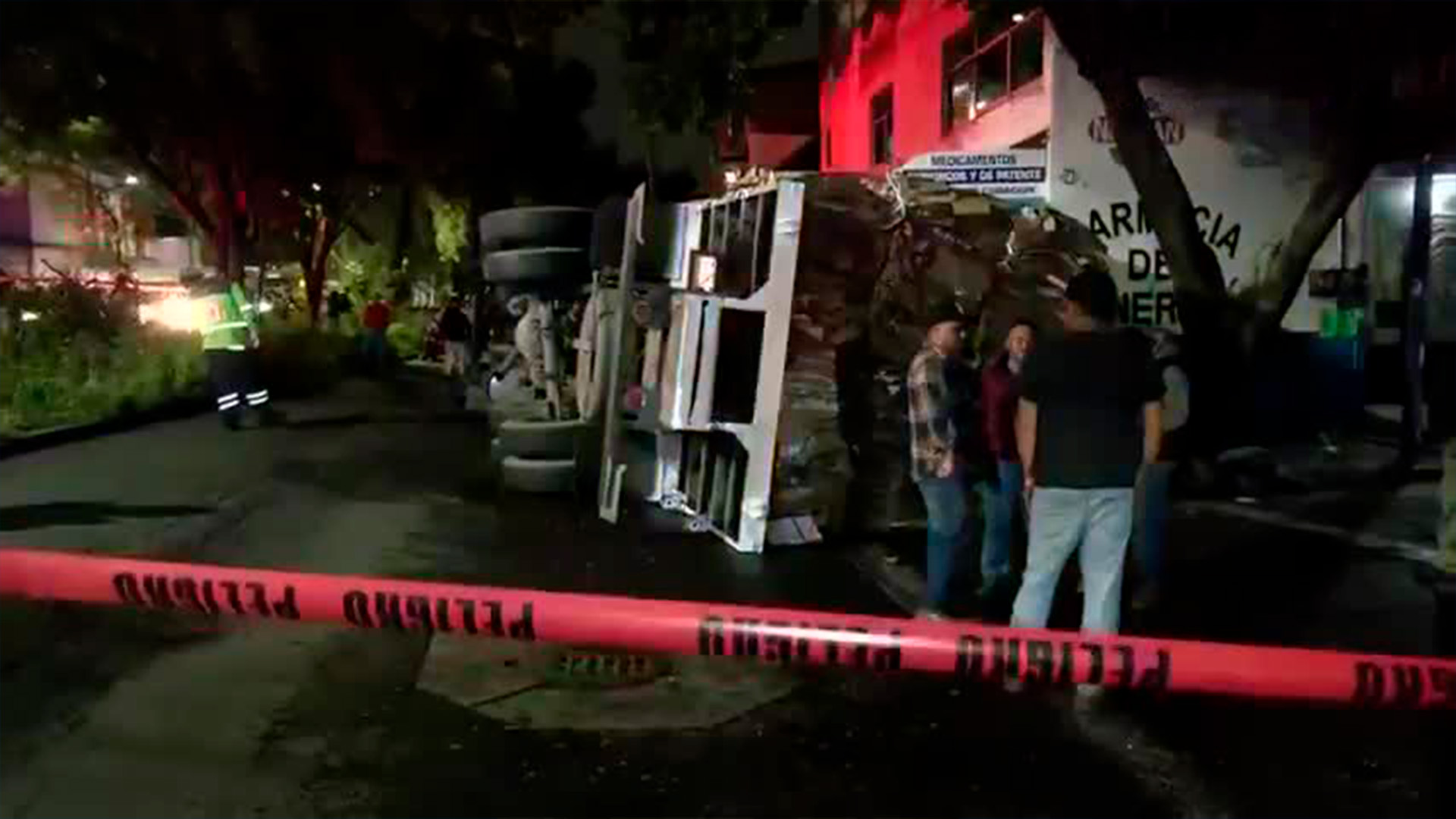 Excavan en calle de Gustavo A. Madero tras volcadura de 2 camiones en una semana