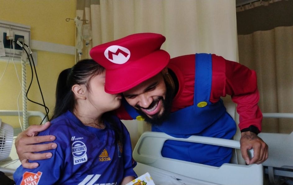 Holmes recorrió diversas áreas del nosocomio para convivir de cerca con niños y jóvenes en tratamiento.