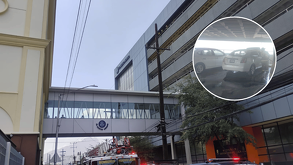 Incendio de dos autos provoca desalojo en el Centro de Monterrey