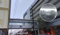 Incendio de dos autos provoca desalojo en el Centro de Monterrey