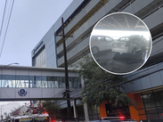 Incendio de dos autos provoca desalojo en el Centro de Monterrey