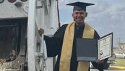 José Israel Hernández Chávez celebra la culminación de sus estudios de Derecho desde su camión de trabajo