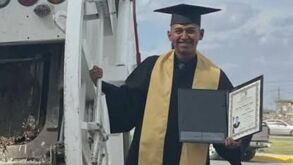 José Israel Hernández Chávez celebra la culminación de sus estudios de Derecho desde su camión de trabajo