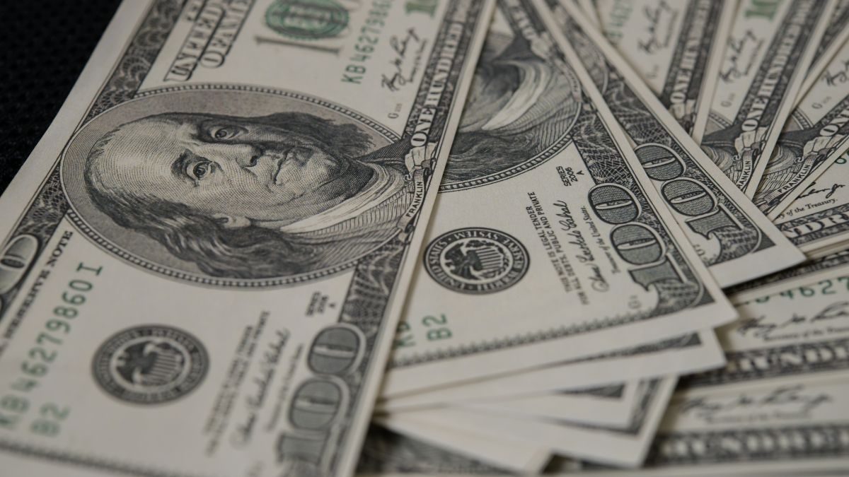 El precio del dólar influye en el valor de las remesas que llegan a México.