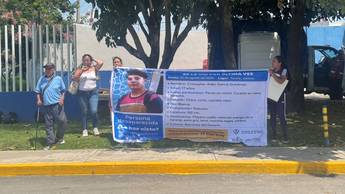Protestan familiares de personas desaparecidas frente al Colegio del Aire