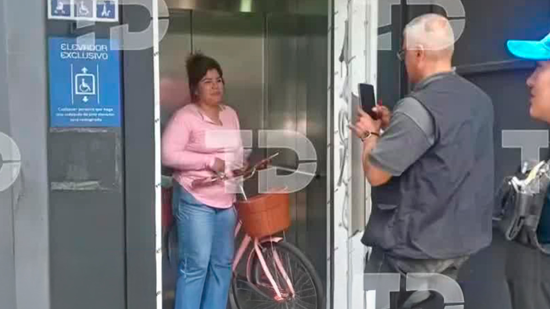 Recatan a mujer que quedó atrapada en elevador de Metrobús en Iztapalapa