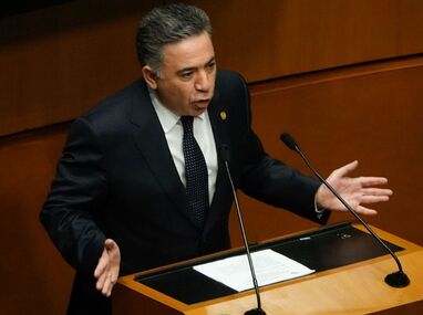 El senador Enrique Inzunza informó que se separa del grupo parlamentario de Morena. | Galo Cañas.