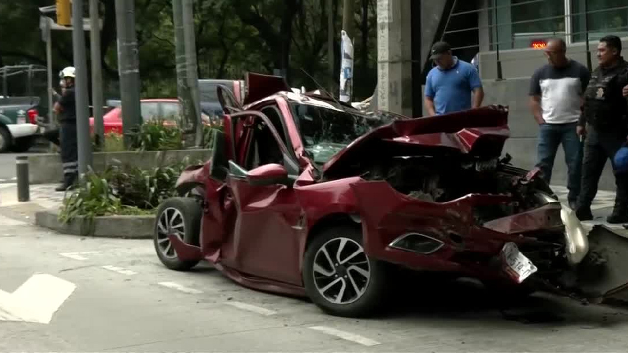 Taxi de aplicación queda prensado entre dos vehículos de carga en avenida Constituyentes