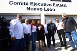Al término de la reunión, los dirigentes y las cuatro corcholatas salieron juntos a atender a los medios de comunicación.