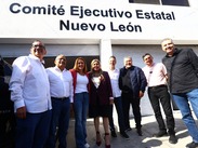 Al término de la reunión, los dirigentes y las cuatro corcholatas salieron juntos a atender a los medios de comunicación.