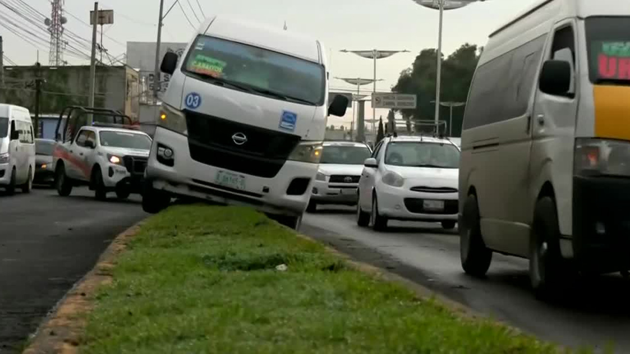 Transporte público pierde el control y termina encima de un camellón en Tecámac