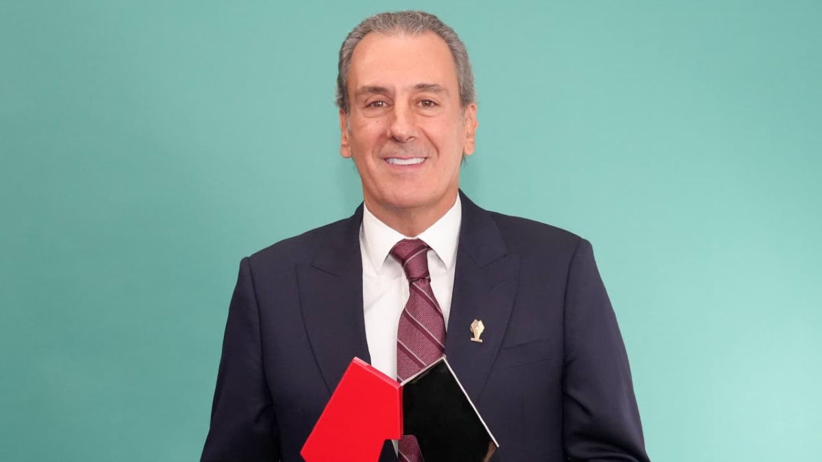 El alcalde José Chedraui Budib con el premio a Mejores Prácticas de Gobiernos Locales 2026 en la categoría de Transparencia Proactiva |