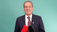 El alcalde José Chedraui Budib con el premio a Mejores Prácticas de Gobiernos Locales 2026 en la categoría de Transparencia Proactiva |