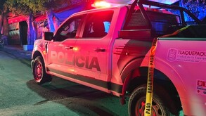 Bomberos y policías acudieron al cruce de las calles Pera y Álvarez del Castillo para controlar el siniestro