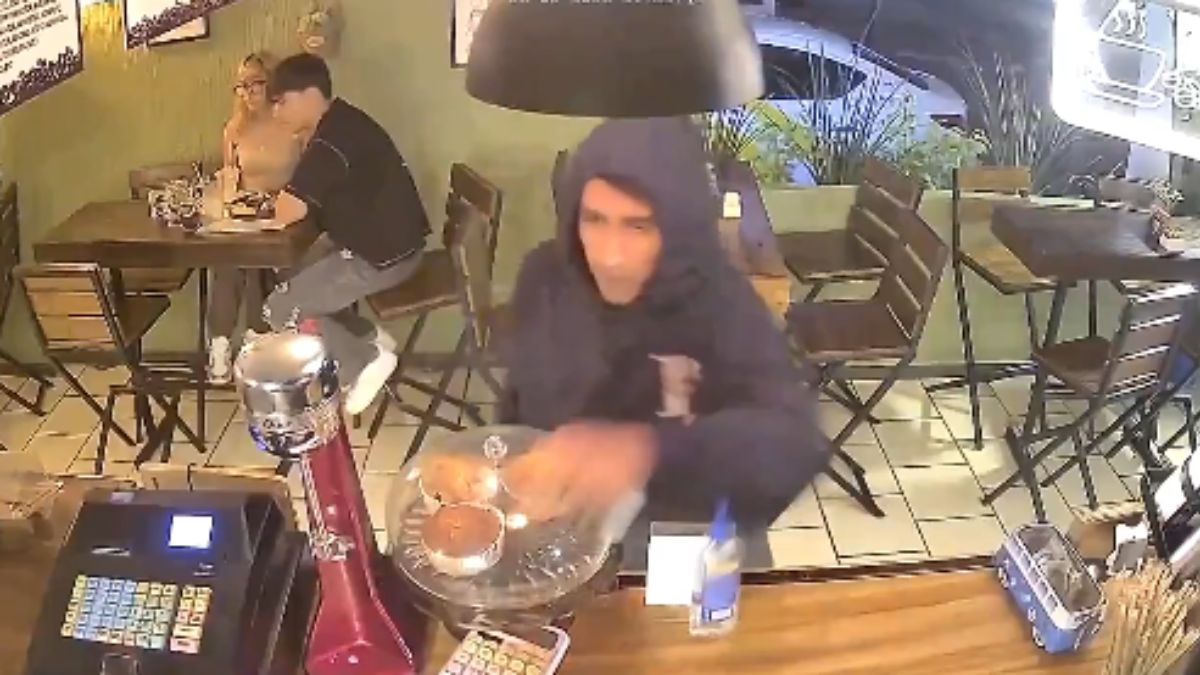 Captan en video asalto dentro de una cafetería de Guadalajara