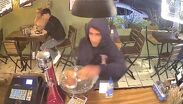 Captan en video asalto dentro de una cafetería de Guadalajara