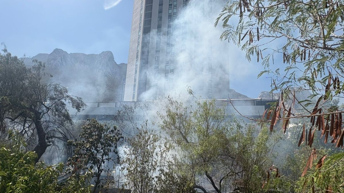 Una columna de humo negro fue visible desde distintos puntos del poniente de Santa Catarina.
