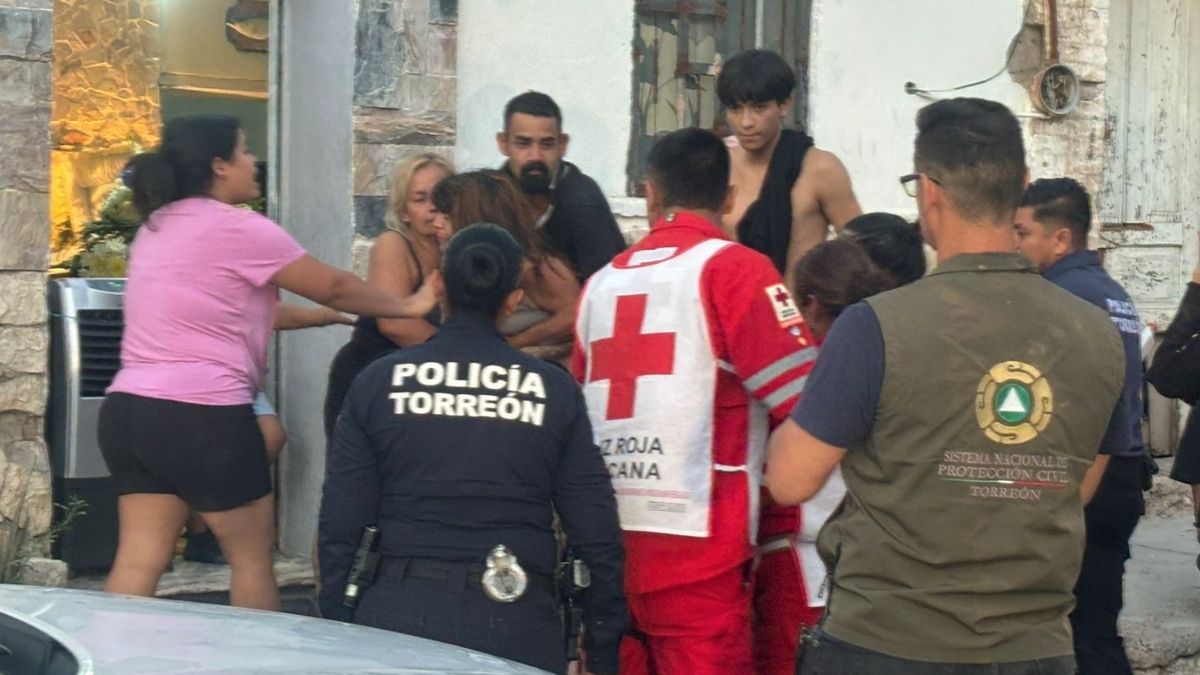 Como consecuencia del incendio, dos hombres resultaron intoxicados por inhalación de humo.