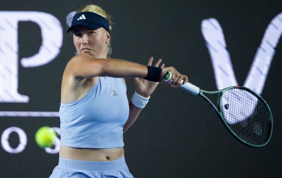 La danesa Clara Tauson dio el gran golpe del torneo al eliminar en tres sets a la rusa Ekaterina Alexandrova, máxima favorita al título.