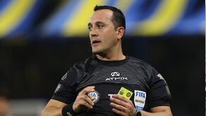 Fernando Espinoza, es un arbitro argentino con gafete FIFA.