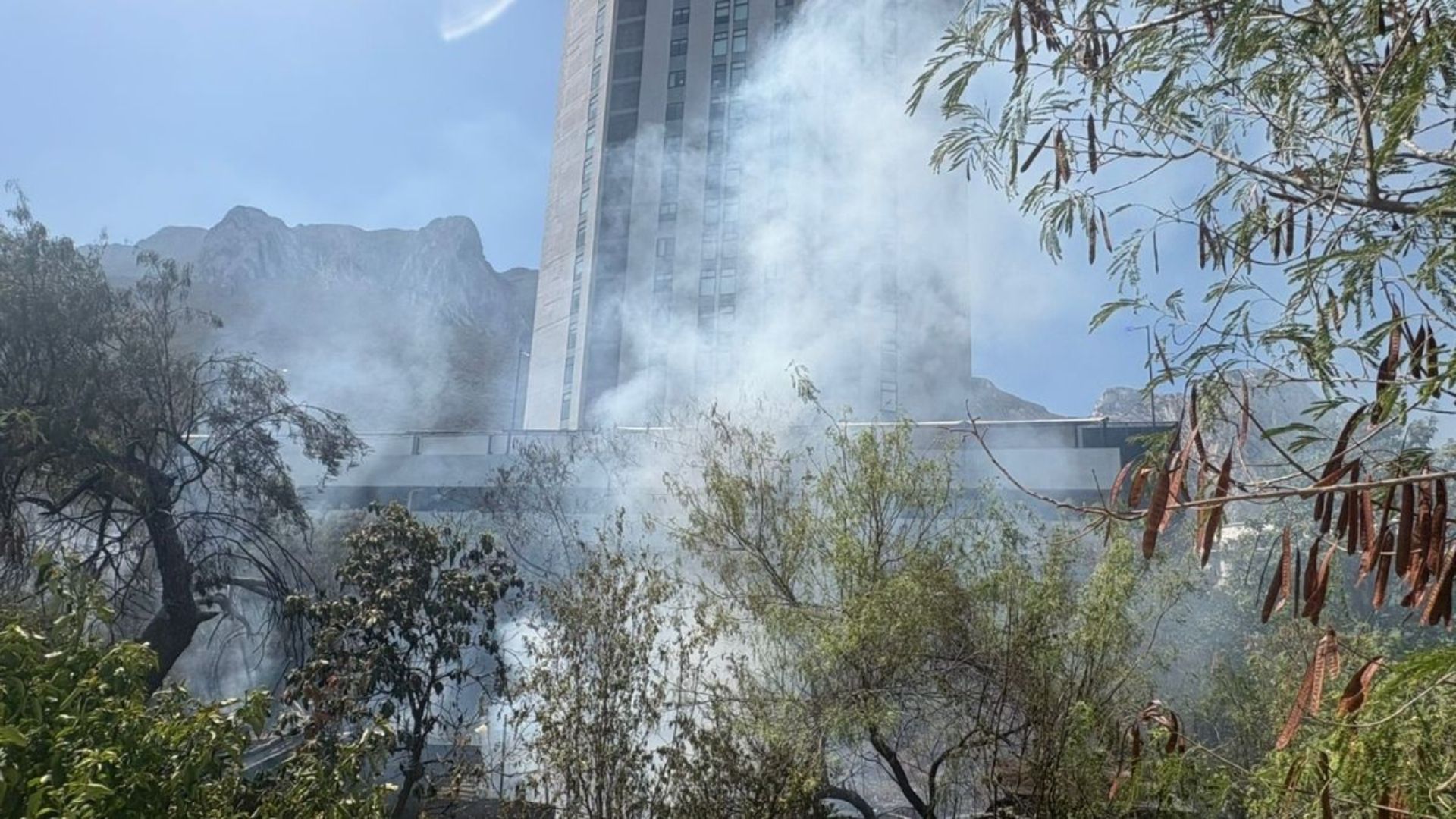 Incendio en tejabán provoca desalojo de vecinos en Santa Catarina, Nuevo León