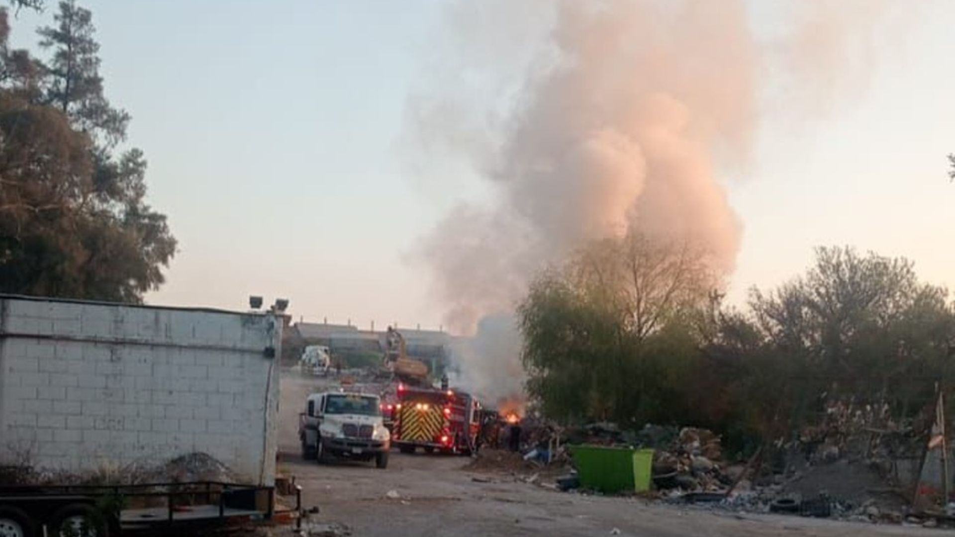 Incendio en Venustiano Carranza provoca desalojo en preparatoria de Monterrey