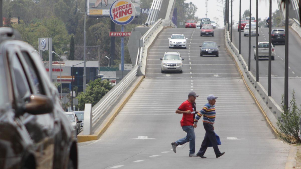 La instalación de semáforos peatonales, bolardos y la ampliación de banquetas forman parte de la estrategia para pacificar el tránsito