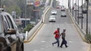 La instalación de semáforos peatonales, bolardos y la ampliación de banquetas forman parte de la estrategia para pacificar el tránsito