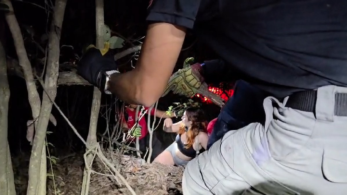 La mujer fue rescatada por elementos de Protección Civil de Nuevo León.