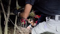 La mujer fue rescatada por elementos de Protección Civil de Nuevo León.