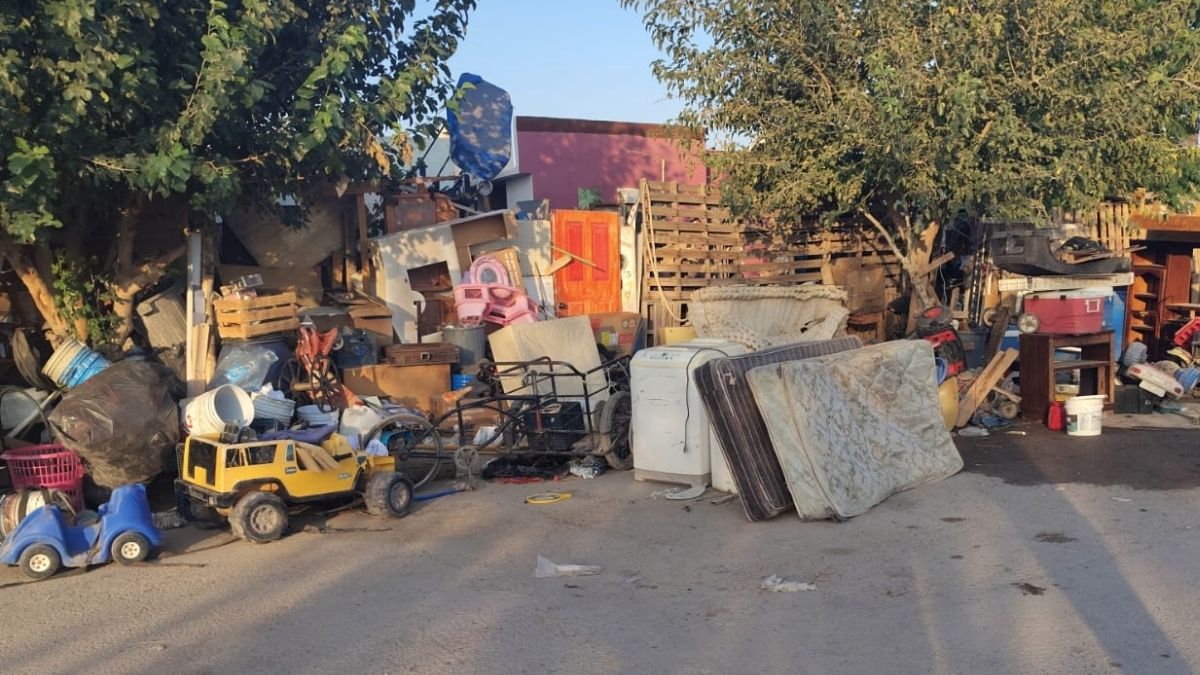 Con este operativo, se logró eliminar las condiciones insalubres que prevalecían en ambos inmuebles y que afectaban a los vecinos de la colonia Real d