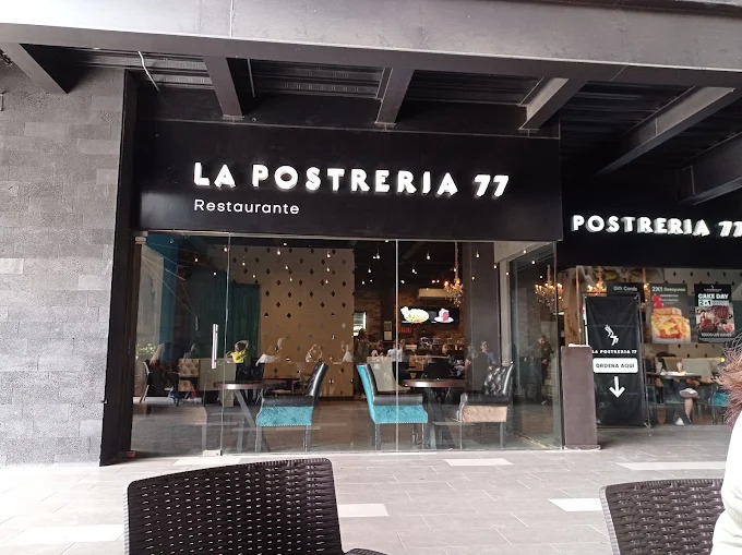 La Postrería 77 no solo vende pasteles, tambien puedes comprar comida.