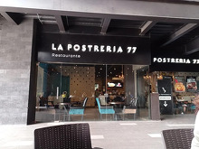 La Postrería 77 no solo vende pasteles, tambien puedes comprar comida.