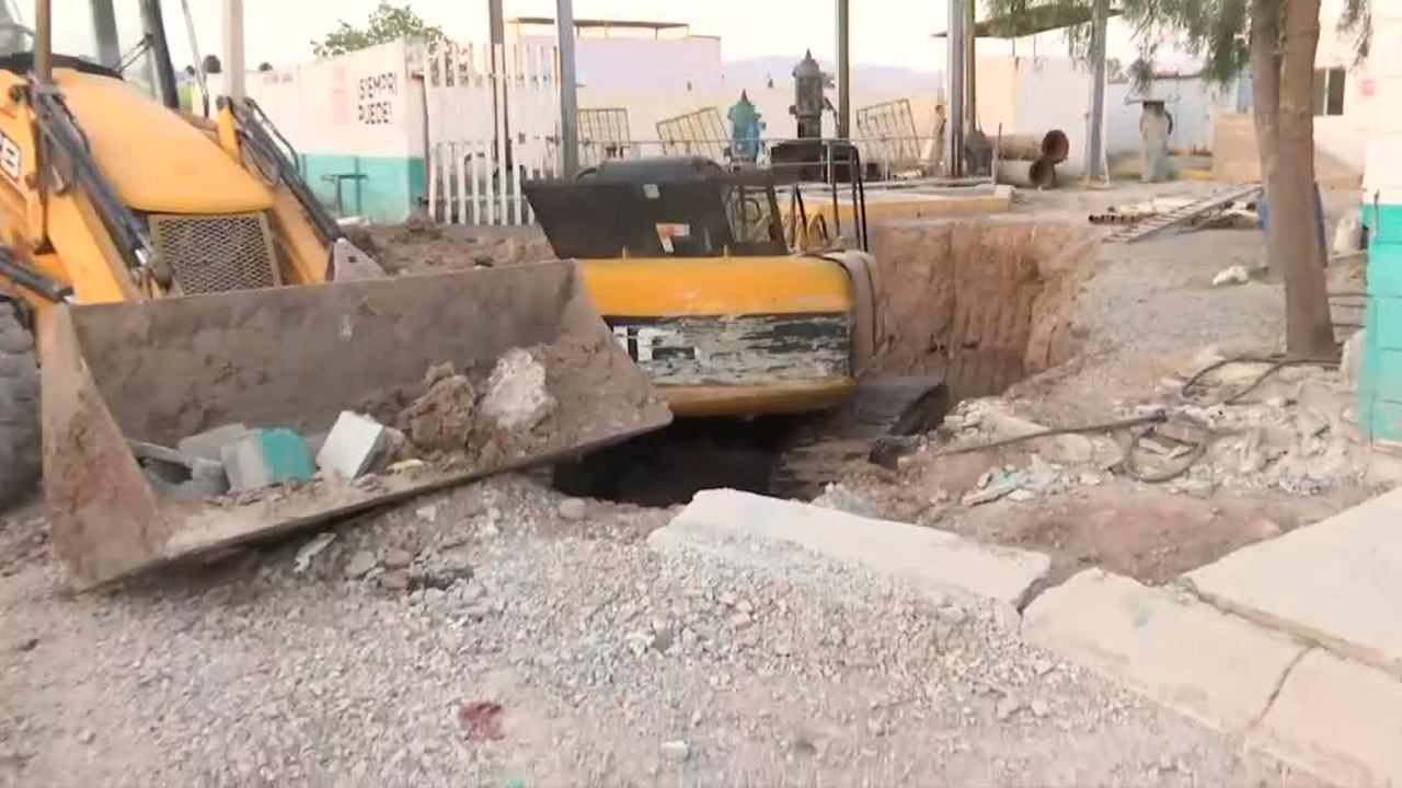 ¡Vuelve a causar problemas! Cae camioneta dentro de socavón bastante profundo en Rincón del Bosque de Torreón