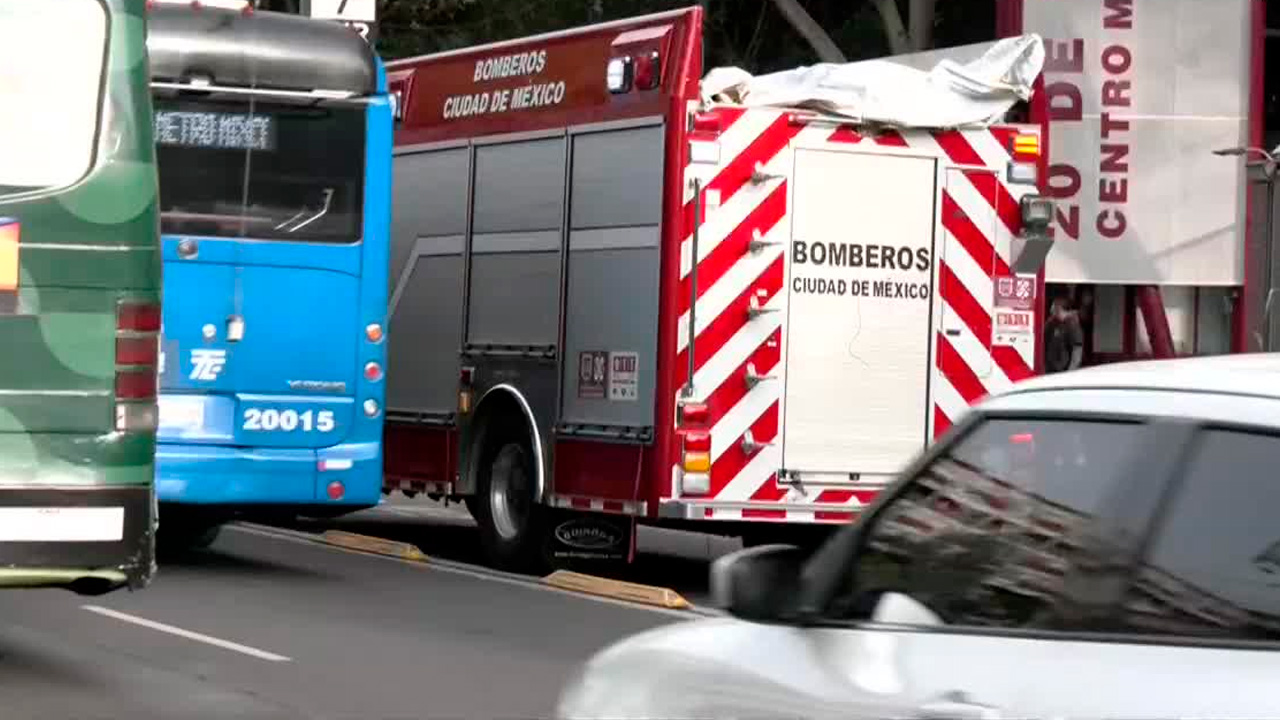 Bomberos controlan incendio provocado por cortocircuito en departamento de la Benito Juárez