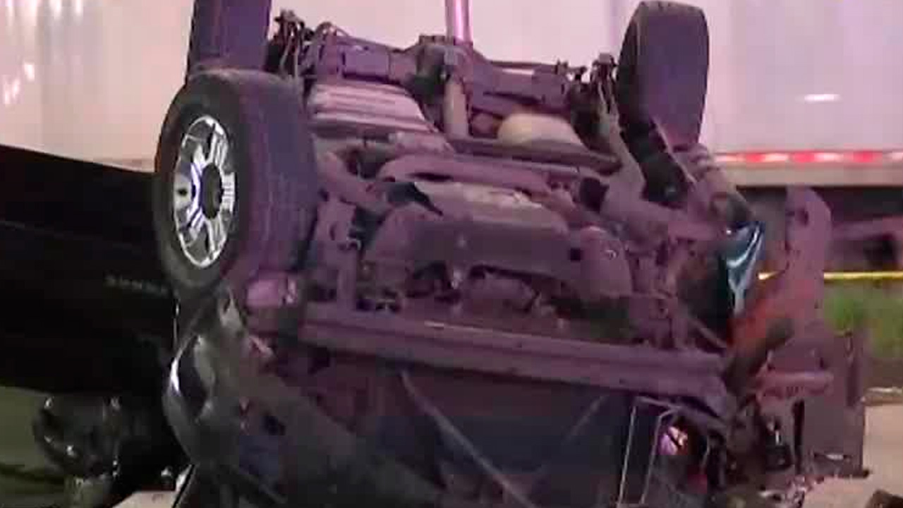 Camioneta de lujo vuelca en Calzada Vallejo; denuncian retiro de botellas de alcohol
