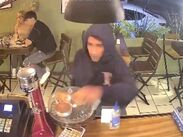 Captan en video asalto dentro de una cafetería de Guadalajara