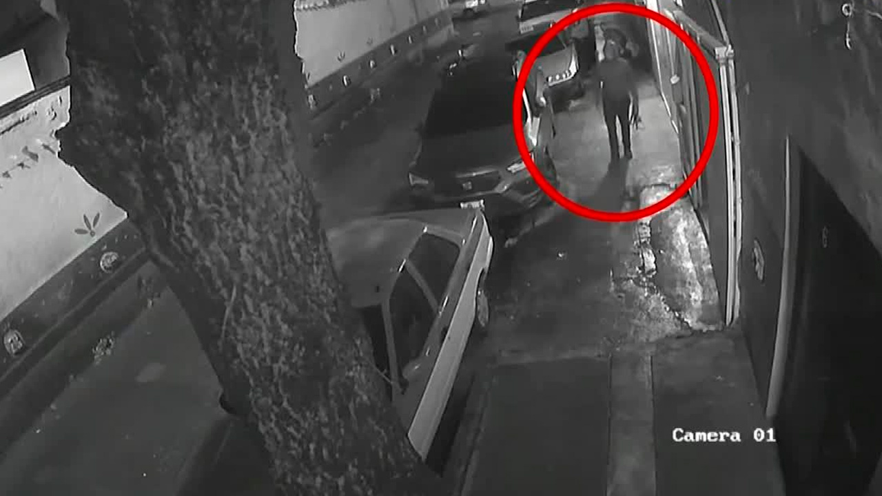 Captan a hombre lanzando excremento contra parabrisas en Azcapotzalco
