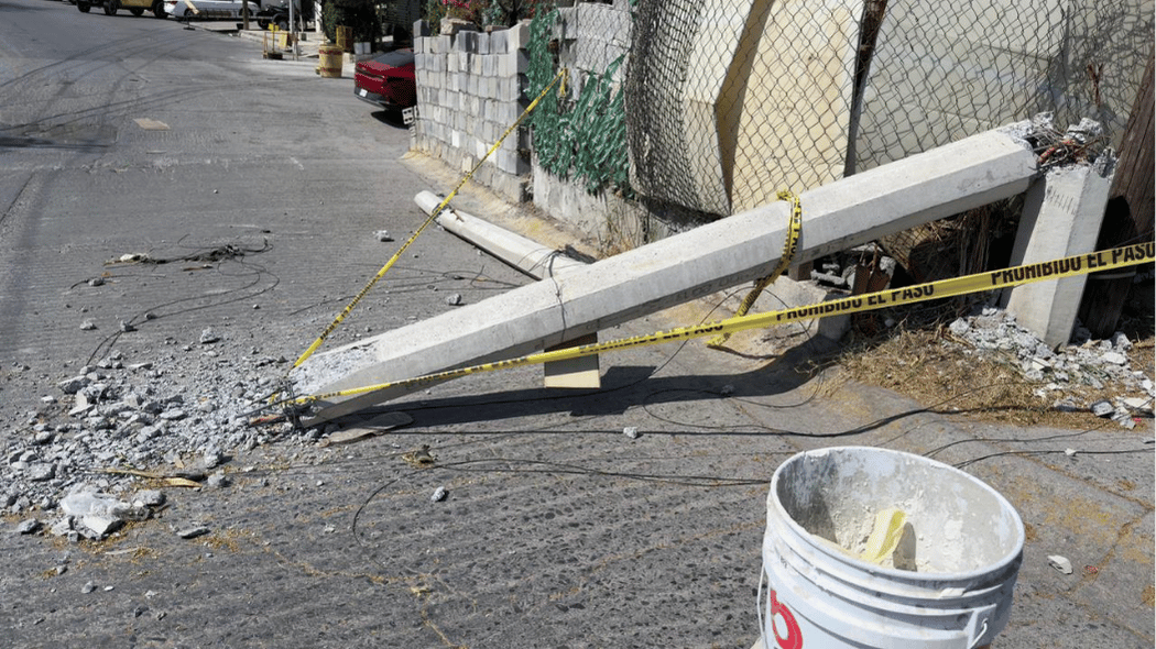 CFE se deslinda de poste que cayó sobre peatón en Monterrey
