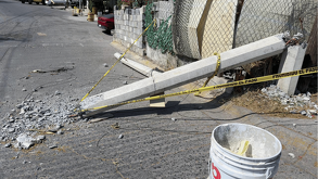 CFE se deslinda de poste que cayó sobre peatón en Monterrey