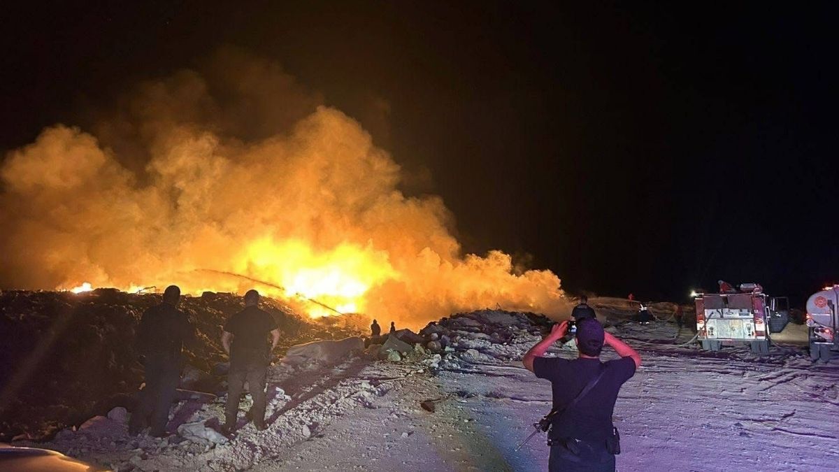 Las condiciones del incendio han provocado que una columna de humo se desplace y extienda hacia el sur de la ciudad.