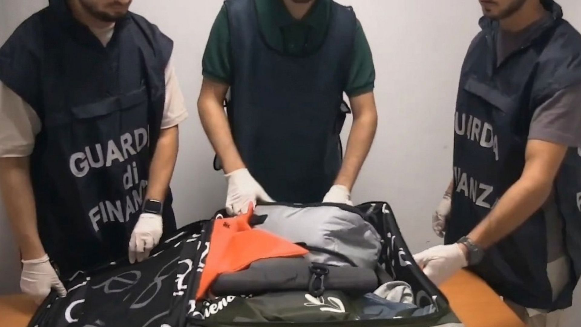 Decomisan más de 17 kilos de metanfetamina a mexicanos en aeropuerto de Roma