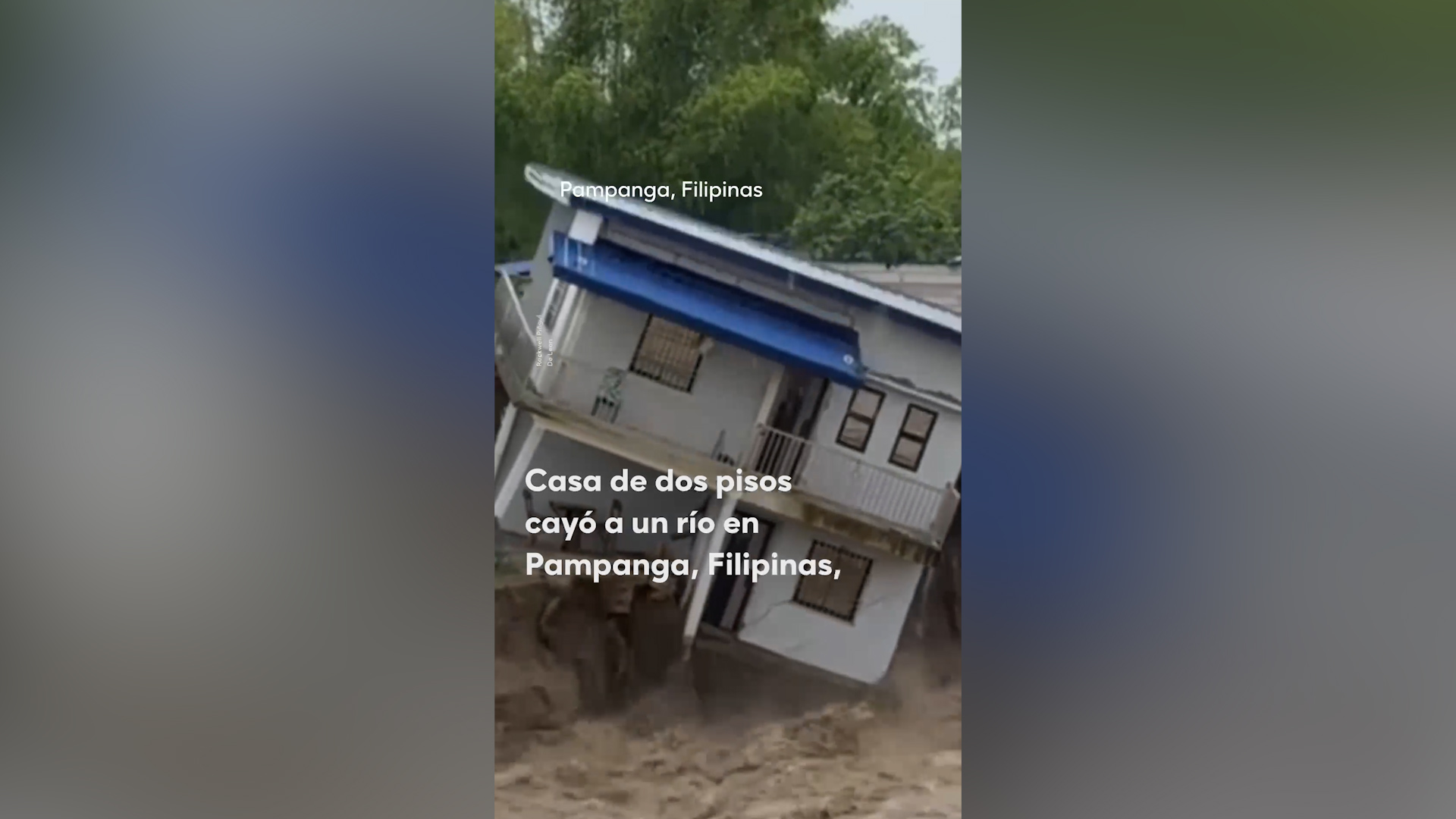 Edificio se derrumba al ser arrasado por aguas de inundación