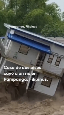 Edificio se derrumba al ser arrasado por aguas de inundación